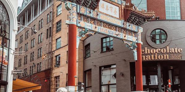 Chinese poort Antwerpen en ingang Chocolate Nation