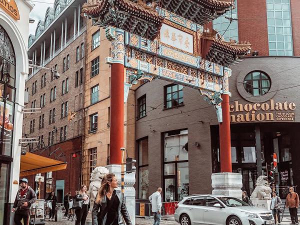 Chinese poort Antwerpen en ingang Chocolate Nation